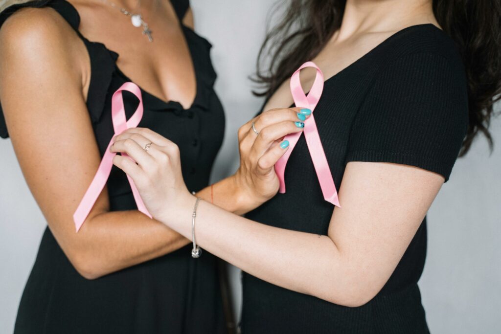 Image deux femmes posant avec le symbole du cancer