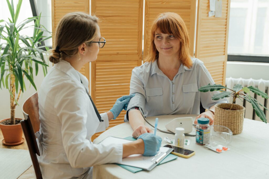 Image docteur et patient en bilan de prévention santé